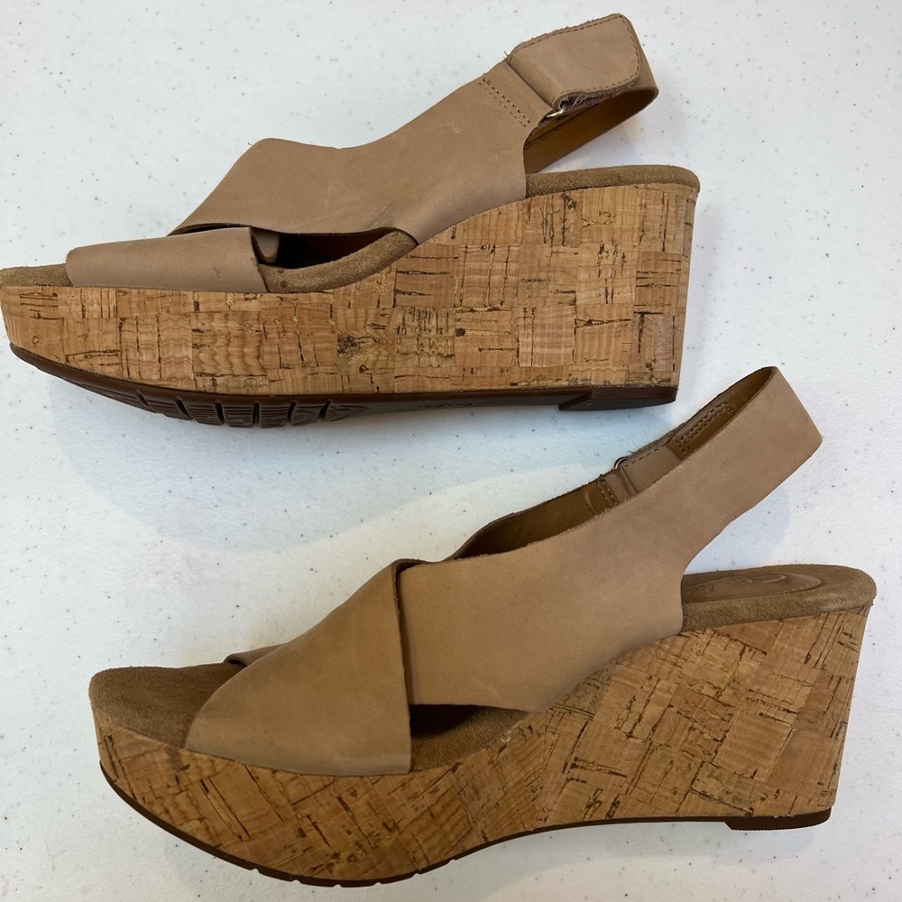 Clarks Collection Women's Beige Suede Ankle Strap Open Toe Wedge Sandals Size 9M - Picture 3 of 8